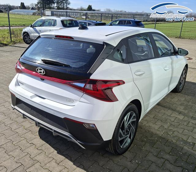 Hyundai i20 "Comfort" 1.2i 79PS, 5 Jahre Garantie, Atlas-White, 16" Alufelgen, Winter-Paket, Navigation 10,25", Parksensoren hinten, R&uuml;ckfahrkamera, Tempomat, Klimaanlage, ZV mit Fernbedienung, Alarmanlage, Platzsparendes Reserverad, Armlehne vorne 