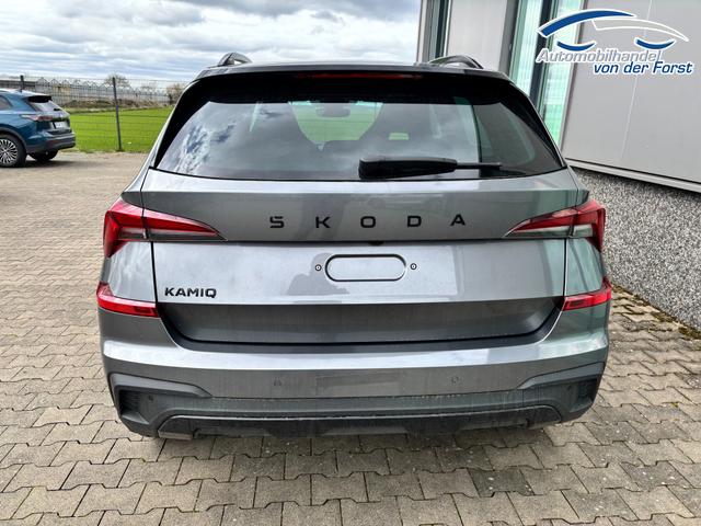 Skoda Kamiq "Monte Carlo" (1) LIEFERUNG KOSTENLOS! 1.0 TSI 115PS DSG, GRAU-MET/Dach schwarz, 18" ALU, AHK-VORBEREITUNG, Panoramadach, Matrix-LED, Parksensoren v/h, Kamera, Tempomat, Virtual Cockpit (8"!!), Kessy, Winter-Paket, Climatronic, Radio 8", SmartLink, NSW, Sport-M-Lederlenkrad beheizt, Dachreling 