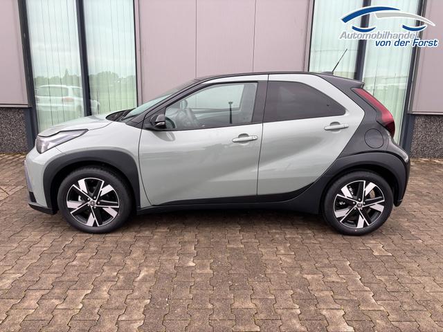 Toyota Aygo X "Envy / EU-Lounge" LIEFERUNG KOSTENLOS! 1.5 Hybrid 115PS CVT/AUTOMATIK, 3J Garantie, 18" Alu, FALTDACH, Smart Entry, Dach schwarz, Privacy-Glas, Sitzheizung, Parksensoren v/h, R&uuml;ckfahrkamera, 2-Zonen-Klimaautomatik, Audiosystem 10,5" + Cloud-NAVI, Lederlenkrad, ACC, LED-Scheinwerfer, JBL-SOUND 