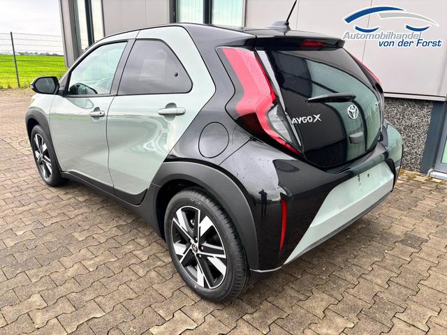 Toyota Aygo X "Envy / EU-Lounge" LIEFERUNG KOSTENLOS! 1.5 Hybrid 115PS CVT/AUTOMATIK, 3J Garantie, 18" Alu, FALTDACH, Smart Entry, Dach schwarz, Privacy-Glas, Sitzheizung, Parksensoren v/h, R&uuml;ckfahrkamera, 2-Zonen-Klimaautomatik, Audiosystem 10,5" + Cloud-NAVI, Lederlenkrad, ACC, LED-Scheinwerfer, JBL-SOUND 