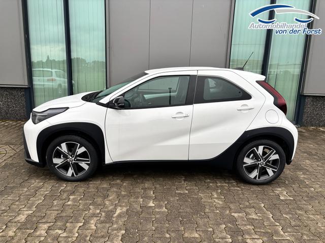 Toyota Aygo X "Play / EU-Active" LIEFERUNG KOSTENLOS! 1.5 Hybrid 115PS CVT/AUTOMATIK, WHITE, 3 Jahre Garantie, 17" Alufelgen, Sitzheizung, R&uuml;ckfahrkamera, Klimaautomatik, Audiosystem 9" + Smartphone-Integration, Lederlenkrad, ACC, ZV mit Fernbedienung 