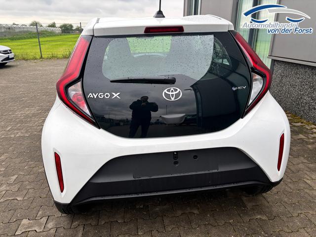 Toyota Aygo X "Play / EU-Active" LIEFERUNG KOSTENLOS! 1.5 Hybrid 115PS CVT/AUTOMATIK, WHITE, 3 Jahre Garantie, 17" Alufelgen, Sitzheizung, R&uuml;ckfahrkamera, Klimaautomatik, Audiosystem 9" + Smartphone-Integration, Lederlenkrad, ACC, ZV mit Fernbedienung 