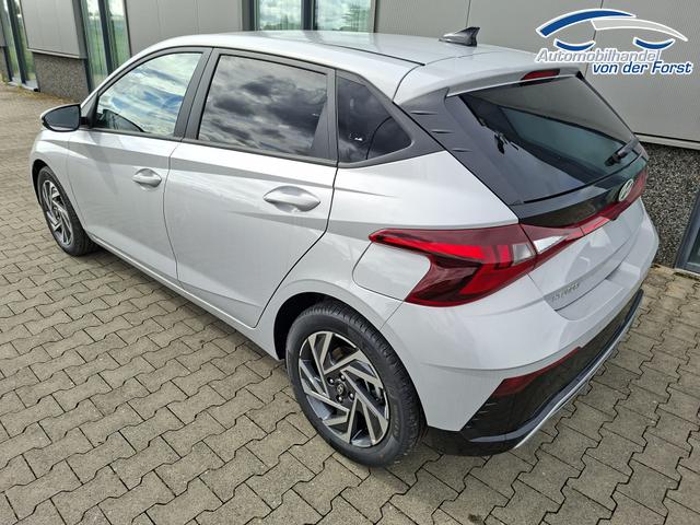 Hyundai i20 "Family" LIEFERUNG KOSTENLOS! 1.0 T-GDI 90PS, NAVI 10,25", LUMEN-GREY METALLIC, Winter-Pack: Sitzheizung + Lenkradheizung, 16" ALU, Klimaautomatik, Privacy-Glas, Parksensoren hinten, R&uuml;ckfahrkamera, Tempomat, Lederlenkrad, Reserverad, Alarm, Armlehne, 4x elektr. Fensterheber 