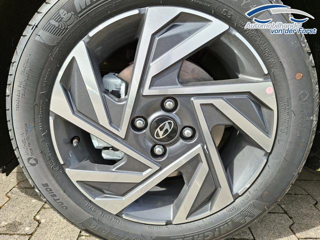 Hyundai i20 "Family" LIEFERUNG KOSTENLOS! 1.0 T-GDI 90PS, NAVI 10,25", Sonderfarbe ATLAS-WHITE, Winter-Pack: Sitzheizung + Lenkradheizung, 16" ALU, Klimaautomatik, Privacy-Glas, Parksensoren hinten, R&uuml;ckfahrkamera, Tempomat, Lederlenkrad, Reserverad, Alarm, Armlehne, 4x elektr. Fensterheber 