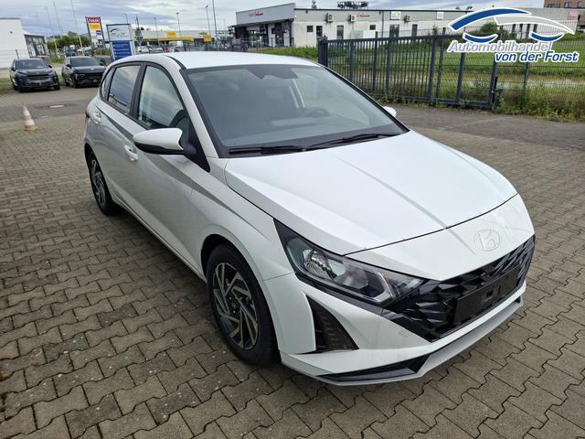 Hyundai i20 "Family" LIEFERUNG KOSTENLOS! 1.0 T-GDI 90PS, NAVI 10,25", Sonderfarbe ATLAS-WHITE, Winter-Pack: Sitzheizung + Lenkradheizung, 16" ALU, Klimaautomatik, Privacy-Glas, Parksensoren hinten, R&uuml;ckfahrkamera, Tempomat, Lederlenkrad, Reserverad, Alarm, Armlehne, 4x elektr. Fensterheber 