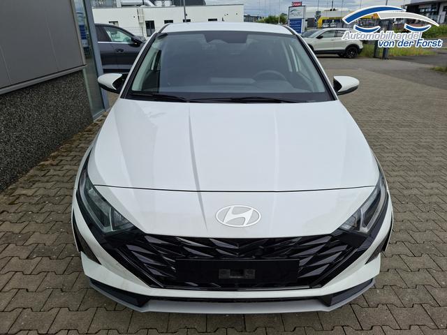 Hyundai i20 "Family" LIEFERUNG KOSTENLOS! 1.0 T-GDI 90PS, NAVI 10,25", Sonderfarbe ATLAS-WHITE, Winter-Pack: Sitzheizung + Lenkradheizung, 16" ALU, Klimaautomatik, Privacy-Glas, Parksensoren hinten, R&uuml;ckfahrkamera, Tempomat, Lederlenkrad, Reserverad, Alarm, Armlehne, 4x elektr. Fensterheber 