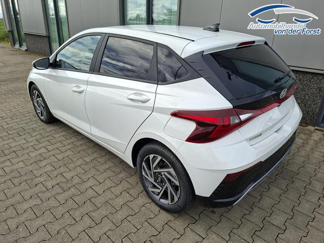 Hyundai i20 "Family" LIEFERUNG KOSTENLOS! 1.0 T-GDI 90PS, NAVI 10,25", Sonderfarbe ATLAS-WHITE, Winter-Pack: Sitzheizung + Lenkradheizung, 16" ALU, Klimaautomatik, Privacy-Glas, Parksensoren hinten, R&uuml;ckfahrkamera, Tempomat, Lederlenkrad, Reserverad, Alarm, Armlehne, 4x elektr. Fensterheber 