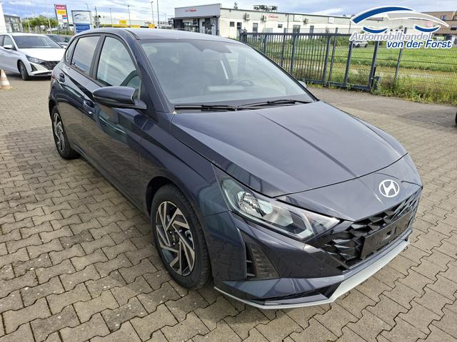 Hyundai i20 "Family" LIEFERUNG KOSTENLOS! 1.0 T-GDI 90PS, NAVI 10,25", AURORA-GRAU METALLIC, Winter-Pack: Sitzheizung + Lenkradheizung, 16" ALU, Klimaautomatik, Privacy-Glas, Parksensoren hinten, R&uuml;ckfahrkamera, Tempomat, Lederlenkrad, Reserverad, Alarm, Armlehne, 4x elektr. Fensterheber 