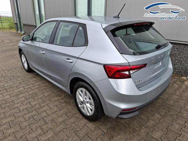 Skoda Fabia "EXTRA PLUS" (2) LIEFERUNG KOSTENLOS & PREISGARANTIE* 1.0 TSI 116PS, 5 Jahre Garantie, SMOKEY-SILBER METALLIC, CLIMATRONIC, BEHEIZTE FRONTSCHEIBE, SITZHEIZUNG, M-Lederlenkrad BEHEIZT, 15" ALU, Parksensoren hinten, R&uuml;ckfahrkamera, Infotainment 8", Virtual Cockpit, Tempomat, NSW, Wireless SmartLink 