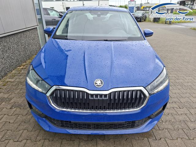Skoda Fabia "EXTRA" (2) LIEFERUNG KOSTENLOS & PREISGARANTIE* 1.0 80PS, 5 Jahre Garantie, Energy-Blau, Klimaanlage, Parksensoren hinten, Infotainment 8", Virtual Cockpit, LED-Scheinwerfer, Nebelscheinwerfer, Wireless SmartLink (Navi-Funktion &uuml;ber Smartphone), Armlehne vorn, Fu&szlig;matten 