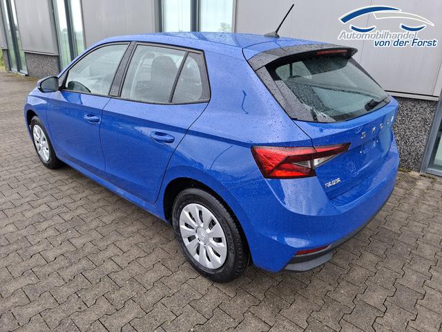Skoda Fabia "EXTRA" (2) LIEFERUNG KOSTENLOS & PREISGARANTIE* 1.0 80PS, 5 Jahre Garantie, Energy-Blau, Klimaanlage, Parksensoren hinten, Infotainment 8", Virtual Cockpit, LED-Scheinwerfer, Nebelscheinwerfer, Wireless SmartLink (Navi-Funktion &uuml;ber Smartphone), Armlehne vorn, Fu&szlig;matten 