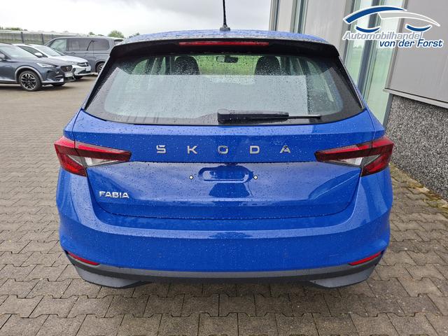 Skoda Fabia "EXTRA" (2) LIEFERUNG KOSTENLOS & PREISGARANTIE* 1.0 80PS, 5 Jahre Garantie, Energy-Blau, Klimaanlage, Parksensoren hinten, Infotainment 8", Virtual Cockpit, LED-Scheinwerfer, Nebelscheinwerfer, Wireless SmartLink (Navi-Funktion &uuml;ber Smartphone), Armlehne vorn, Fu&szlig;matten 