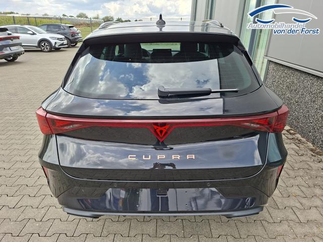 Cupra Leon Sportstourer Sonderaktion "Basis" 1.5 eTSI 150PS DSG (AUTOMATIK), SCHWARZ, ANH&Auml;NGERKUPPLUNG, ELEKTR. HECKKLAPPE, KESSY, ALARM, R&Uuml;CKFAHRKAMERA, 18" Alu, Sitzheizung, M-Lederlenkrad beheizt, Parksensoren vorne und hinten, Adaptiver Tempomat, 3-Zonen-Climatronic, Radio 12,9" + Full Link 