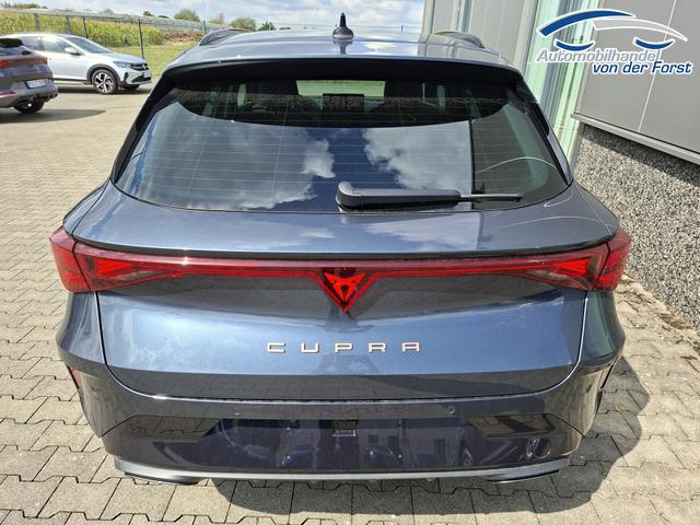 Cupra Leon Sportstourer Sonderaktion "Basis" 1.5 eTSI 150PS DSG (AUTOMATIK), GRAU-MET, ANH&Auml;NGERKUPPLUNG, ELEKTR. HECKKLAPPE, KESSY, ALARM, R&Uuml;CKFAHRKAMERA, 18" Alu, Sitzheizung, M-Lederlenkrad beheizt, Parksensoren vorne und hinten, Adaptiver Tempomat, 3-Zonen-Climatronic, Radio 12,9" + Full Link 