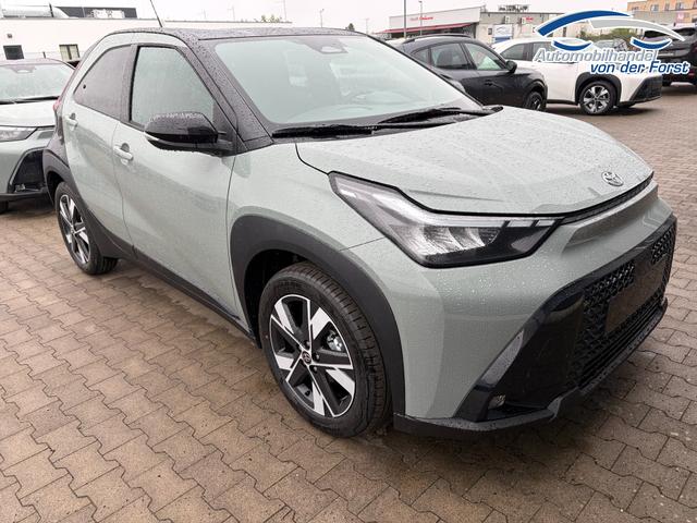 Toyota Aygo X "Pulse / EU-Teamplayer" 1.5 Hybrid 115PS CVT/AUTOMATIK, 3 Jahre Garantie, 17" Alufelgen, Uni-Lackierung Tarragon /Dach schwarz, Privacy-Glas, Sitzheizung, R&uuml;ckfahrkamera, Klimaautomatik, Audiosystem 9" + Smartphone-Integration, Lederlenkrad, ACC, ZV mit Fernbedienung 