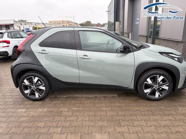 Toyota Aygo X "Pulse / EU-Teamplayer" 1.5 Hybrid 115PS CVT/AUTOMATIK, 3 Jahre Garantie, 17" Alufelgen, Uni-Lackierung Tarragon /Dach schwarz, Privacy-Glas, Sitzheizung, R&uuml;ckfahrkamera, Klimaautomatik, Audiosystem 9" + Smartphone-Integration, Lederlenkrad, ACC, ZV mit Fernbedienung 