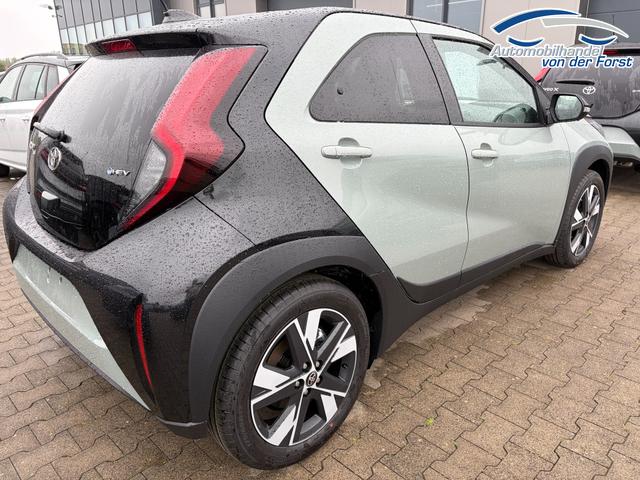 Toyota Aygo X "Pulse / EU-Teamplayer" 1.5 Hybrid 115PS CVT/AUTOMATIK, 3 Jahre Garantie, 17" Alufelgen, Uni-Lackierung Tarragon /Dach schwarz, Privacy-Glas, Sitzheizung, R&uuml;ckfahrkamera, Klimaautomatik, Audiosystem 9" + Smartphone-Integration, Lederlenkrad, ACC, ZV mit Fernbedienung 