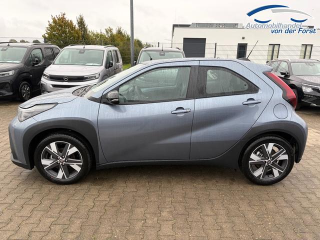 Toyota Aygo X "Play / EU-Active" 1.5 Hybrid 115PS CVT/AUTOMATIK, Celestite Grey Metallic , 3 Jahre Garantie, 17" Alufelgen, Sitzheizung, R&uuml;ckfahrkamera, Klimaautomatik, Audiosystem 9" + Smartphone-Integration, Lederlenkrad, ACC, ZV mit Fernbedienung 