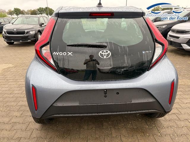 Toyota Aygo X "Play / EU-Active" 1.5 Hybrid 115PS CVT/AUTOMATIK, Celestite Grey Metallic , 3 Jahre Garantie, 17" Alufelgen, Sitzheizung, R&uuml;ckfahrkamera, Klimaautomatik, Audiosystem 9" + Smartphone-Integration, Lederlenkrad, ACC, ZV mit Fernbedienung 