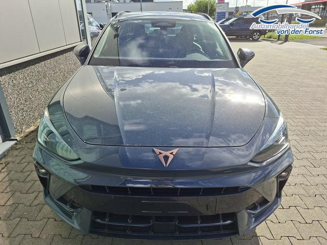 Cupra Leon Sportstourer Sonderaktion "Basis" 1.5 eTSI 150PS DSG (AUTOMATIK), Fjord-Blau, 18" Alu Garbi, Sitzheizung, M-Lederlenkrad beheizt, Parksensoren vorne und hinten, Adaptiver Tempomat, 3-Zonen-Climatronic, Radio 12,9" + Full Link (Navi-Funktion &uuml;ber Smartphone), Elektr. Heckklappe 