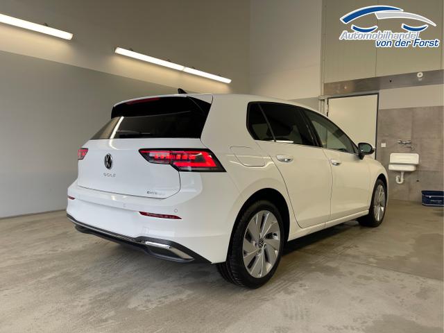 Volkswagen / Golf / Wei&szlig; / / / 1.5 eHybrid 150kW/204PS DSG IQ.Light+Navi+Travel Assist+HUD+Winterpaket