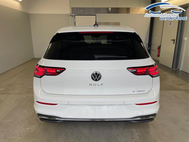 Volkswagen / Golf / Wei&szlig; / / / 1.5 eHybrid 150kW/204PS DSG IQ.Light+Navi+Travel Assist+HUD+Winterpaket