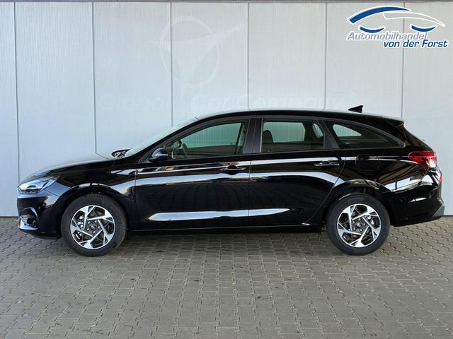 Hyundai i30 Kombi i30 Kombi Comfort 1.5 GDI 95PS 6MT Navi / PDC V&H. m. Kamera / LED / Nebel / 15'' LM 
