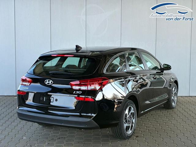 Hyundai i30 Kombi i30 Kombi Comfort 1.5 GDI 95PS 6MT Navi / PDC V&H. m. Kamera / LED / Nebel / 15'' LM 