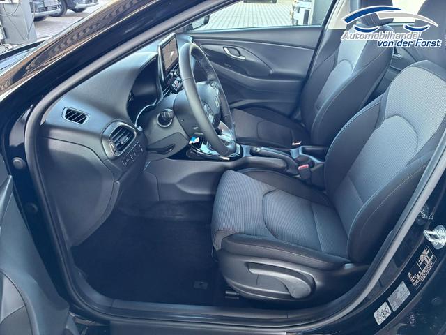 Hyundai i30 Kombi i30 Kombi Comfort 1.5 GDI 95PS 6MT Navi / PDC V&H. m. Kamera / LED / Nebel / 15'' LM 