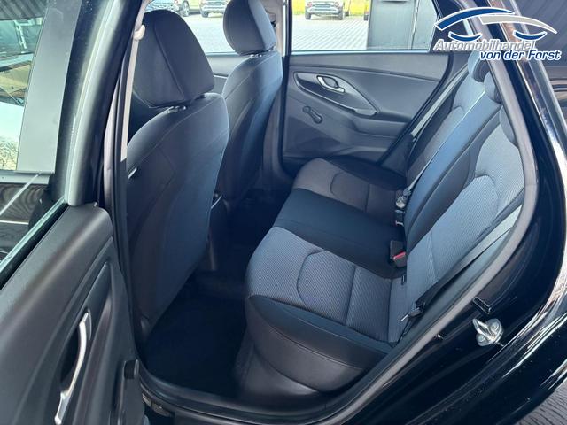 Hyundai i30 Kombi i30 Kombi Comfort 1.5 GDI 95PS 6MT Navi / PDC V&H. m. Kamera / LED / Nebel / 15'' LM 