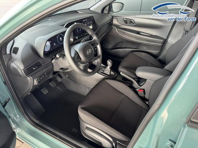 Hyundai i20 Smart 1.0 T-GDi 90PS 6MT Black Pack / Kamera / Navi / Fernlichtassistent / Tempomat / Sitz + Lenkradheizung / Alu 16" 