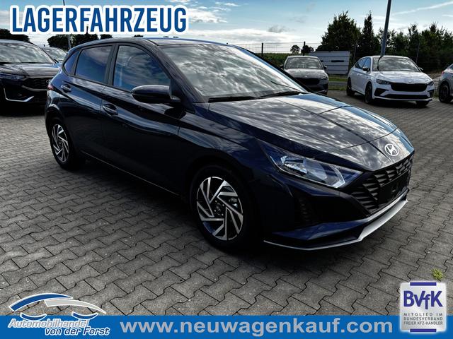 Hyundai i20 - "Family" LIEFERUNG KOSTENLOS! 1.2i 79PS, AURORA-GRAU METALLIC, WINTER-PAKET, KLIMAAUTOMATIK, 16" ALUFELGEN, 5 Jahre Garantie, NAVIGATION 10,25", Parksensoren hinten, Rückfahrkamera, Alarm, Lederlenkrad, Tempomat, Armlehne vorne, Reserverad, 4x elektr. Fensterheber, Fernlicht-Assisten
