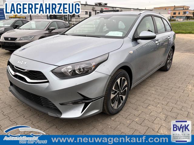 Kia Ceed Sportswagon (Kombi) - "Spin" 1.5 T-GDI 140PS 6-Gang, Lunar-Silver-Metallic, 16" Alufelgen, Klimaanlage, Winter-Paket, Navigationssystem 10,25", Parksensoren hinten, Rückfahrkamera, Tempomat, Dachreling, Beheiztes Lederlenkrad, ZV mit Fernbedienung, Reserve-Notrad