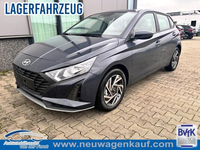 Hyundai i20 - "Comfort" 1.2i 79PS, AURORA-GRAU METALLIC, 16" ALUFELGEN, 5 Jahre Garantie, NAVIGATION 10,25", Klima, Parksensoren hinten, Rückfahrkamera, Alarm, Lederlenkrad, Tempomat, Armlehne vorne, Reserverad, 4x elektr. Fensterheber, Fernlicht-Assistent