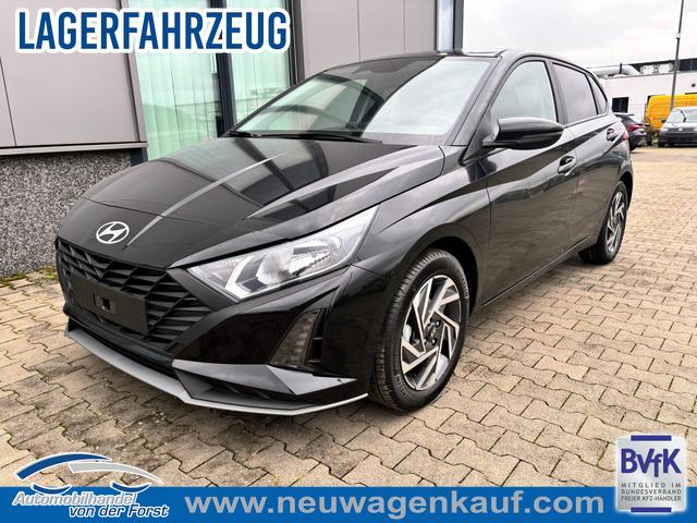 Hyundai i20 - "Family" 1.2i 79PS, SCHWARZ-METALLIC, 16" ALUFELGEN, 5 Jahre Garantie, WINTER-PAKET, KLIMAAUTOMATIK, Abgedunkelte Scheiben, NAVIGATION 10,25", Parksensoren hinten, Rückfahrkamera, Alarm, Lederlenkrad, Tempomat, Armlehne vorne, Reserverad