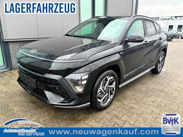Hyundai KONA - "N Line" LIEFERUNG KOSTENLOS! 1.6 T-GDI 150PS, Schwarz-Metallic, 18" ALU, Privacy-Glas, Winter-Paket, 2-Zonen-Klimaautomatik, Dachreling, Lederlenkrad, Tempomat, NAVIGATION 12,3", Parksensoren vorrn/hinten, R&uuml;ckfahrkamera, Alarm, LED-Scheinwerfer, Smart Key, Armlehne vorn