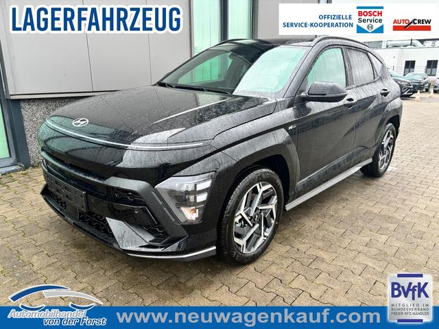 Hyundai KONA - "N Line" LIEFERUNG KOSTENLOS! 1.6 T-GDI 150PS, Schwarz-Metallic, 18" ALU, Privacy-Glas, Winter-Paket, 2-Zonen-Klimaautomatik, Dachreling, Lederlenkrad, Tempomat, NAVIGATION 12,3", Parksensoren vorrn/hinten, R&uuml;ckfahrkamera, Alarm, LED-Scheinwerfer, Smart Key, Armlehne vorn