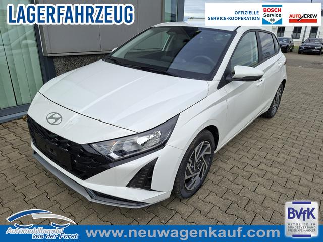 Hyundai i20 - "Family" LIEFERUNG KOSTENLOS! 1.0 T-GDI 90PS, NAVI 10,25", Sonderfarbe ATLAS-WHITE, Winter-Pack: Sitzheizung + Lenkradheizung, 16" ALU, Klimaautomatik, Privacy-Glas, Parksensoren hinten, R&uuml;ckfahrkamera, Tempomat, Lederlenkrad, Reserverad, Alarm, Armlehne, 4x elektr. Fensterheber
