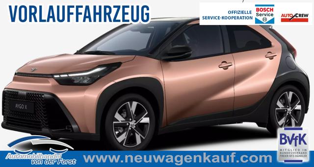Toyota Aygo X - "Pulse / EU-Teamplayer" LIEFERUNG KOSTENLOS! 1.5 Hybrid 115PS CVT/AUTOMATIK, 3 Jahre Garantie, 17" Alufelgen, Cinnamon-Metallic/Dach schwarz, Privacy-Glas, Sitzheizung, R&uuml;ckfahrkamera, Klimaautomatik, Audiosystem 9" + Smartphone-Integration, Lederlenkrad, ACC, ZV mit Fernbedienung, LED-Scheinwerfer
