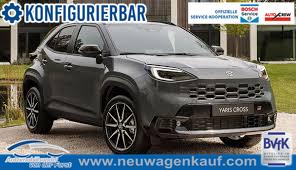 Toyota Yaris Cross (FACELIFT) - "Active" LIEFERUNG KOSTENLOS! 1.5 HYBRID (Benzin/Elektro) 130PS CVT (Automatik), 3J Garantie, 16" Alu, Winter-Paket, R&uuml;ckfahrkamera, Adaptiver Tempomat, Klimaautomatik, Radio 9"+AppleCarPlay/AndroidAuto, Dachreling