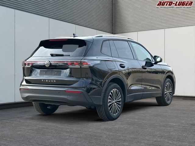 Volkswagen / Tiguan / Schwarz / / / (Life+) AHK+LED+ACC+KAMERA+el.HECKKL.+SHZ+18ALU