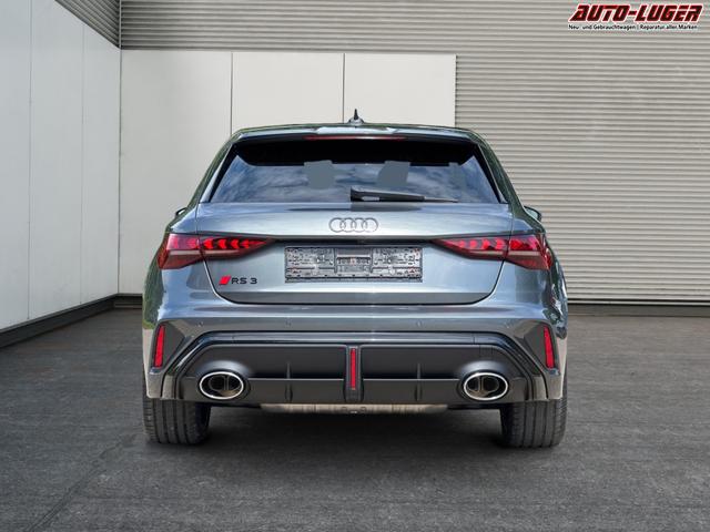 Audi / RS3 Sportback / Grau / / / MATRIX+360KAM+SHZ+KLIMA+LED+SOUND+19ALU+DESIGNPAKET ROT, Beispielbilder, ggf. teilweise mit Sonderausstattung