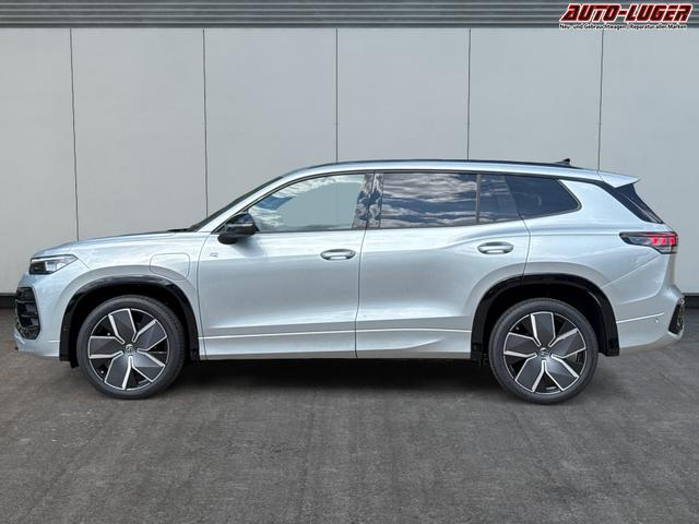 Volkswagen / Tayron / Silber / / / PLUG-IN+PANO+AHK+HuD+MATRIX+360 KAM+20ALU+ACC+eHK+BLACK STYLE
