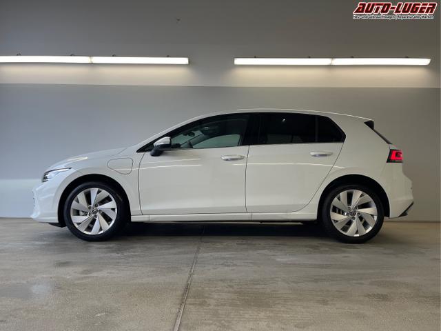 Volkswagen / Golf / Wei&szlig; / / / 1.5 eHybrid 150kW/204PS DSG IQ.Light+Navi+Travel Assist+HUD+Winterpaket