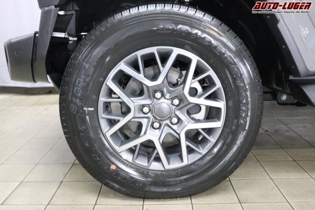 JEEP Wrangler Unlimited 2.0 GME 272 PHEV SaharaPDN Sting Gray 1ML + 212 Leder schwarz "0MH, 0ZT+LMS Sicherheits-Paket (ist in Deutschland Serie) AFF+212+JPM Overland-Paket 5CD Granite Crystal Metallic PAU AAN Technologie-Paket (ist in Deutschland Serie) AD6 LED Lightning Group mit LED-Hauptscheinwerfer (ist in Deutschland Serie) AFB Dachhimmel mit zusätzlicher Geräuschdämmung AHT Lichtmaschine / Batterie mit erhöhter Kapazität AWS, CWA MOPAR ® Allwetter-Fußmatten GCD, GMA Gorilla Glas (Frontscheibe) LSB Alarmanlage RDG GLOBAL TELEMATICS BOX MODULE (TBM) RTR E Call SOS klic XC3 MOPAR ® Haltegriffe XNY Off-Road Frontkamera"