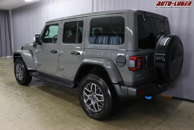 JEEP Wrangler Unlimited 2.0 GME 272 PHEV SaharaPDN Sting Gray 1ML + 212 Leder schwarz "0MH, 0ZT+LMS Sicherheits-Paket (ist in Deutschland Serie) AFF+212+JPM Overland-Paket 5CD Granite Crystal Metallic PAU AAN Technologie-Paket (ist in Deutschland Serie) AD6 LED Lightning Group mit LED-Hauptscheinwerfer (ist in Deutschland Serie) AFB Dachhimmel mit zusätzlicher Geräuschdämmung AHT Lichtmaschine / Batterie mit erhöhter Kapazität AWS, CWA MOPAR ® Allwetter-Fußmatten GCD, GMA Gorilla Glas (Frontscheibe) LSB Alarmanlage RDG GLOBAL TELEMATICS BOX MODULE (TBM) RTR E Call SOS klic XC3 MOPAR ® Haltegriffe XNY Off-Road Frontkamera"