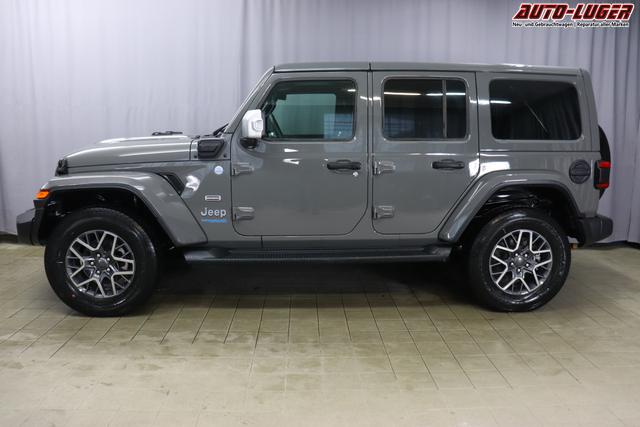 JEEP Wrangler Unlimited 2.0 GME 272 PHEV SaharaPDN Sting Gray 1ML + 212 Leder schwarz "0MH, 0ZT+LMS Sicherheits-Paket (ist in Deutschland Serie) AFF+212+JPM Overland-Paket 5CD Granite Crystal Metallic PAU AAN Technologie-Paket (ist in Deutschland Serie) AD6 LED Lightning Group mit LED-Hauptscheinwerfer (ist in Deutschland Serie) AFB Dachhimmel mit zusätzlicher Geräuschdämmung AHT Lichtmaschine / Batterie mit erhöhter Kapazität AWS, CWA MOPAR ® Allwetter-Fußmatten GCD, GMA Gorilla Glas (Frontscheibe) LSB Alarmanlage RDG GLOBAL TELEMATICS BOX MODULE (TBM) RTR E Call SOS klic XC3 MOPAR ® Haltegriffe XNY Off-Road Frontkamera"