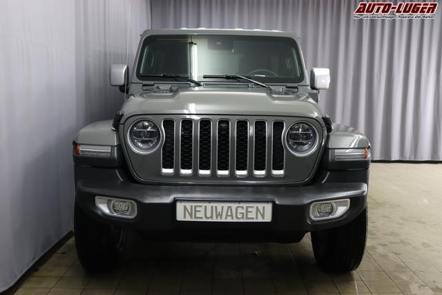 JEEP Wrangler Unlimited 2.0 GME 272 PHEV SaharaPDN Sting Gray 1ML + 212 Leder schwarz "0MH, 0ZT+LMS Sicherheits-Paket (ist in Deutschland Serie) AFF+212+JPM Overland-Paket 5CD Granite Crystal Metallic PAU AAN Technologie-Paket (ist in Deutschland Serie) AD6 LED Lightning Group mit LED-Hauptscheinwerfer (ist in Deutschland Serie) AFB Dachhimmel mit zusätzlicher Geräuschdämmung AHT Lichtmaschine / Batterie mit erhöhter Kapazität AWS, CWA MOPAR ® Allwetter-Fußmatten GCD, GMA Gorilla Glas (Frontscheibe) LSB Alarmanlage RDG GLOBAL TELEMATICS BOX MODULE (TBM) RTR E Call SOS klic XC3 MOPAR ® Haltegriffe XNY Off-Road Frontkamera"