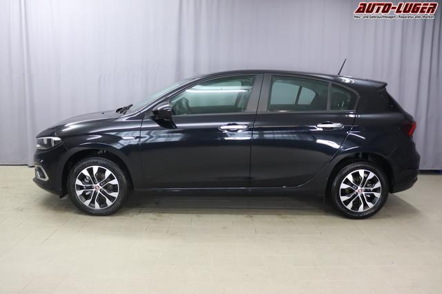 Tipo 5-Türer MY22 TIPO 5-Türer City Life Hybrid 1.5 GSE 96kW (130PS) DCT718 - Cinema Schwarz 645 - Stoff Schwarz "316 Rückfahrkamera mit dynamischen Führungslinien 452 Sitzheizung vorn 5CD Cinema Schwarz 7QC Uconnect™ NAV Navigationssystem und digitalem Audioempfang DAB+"