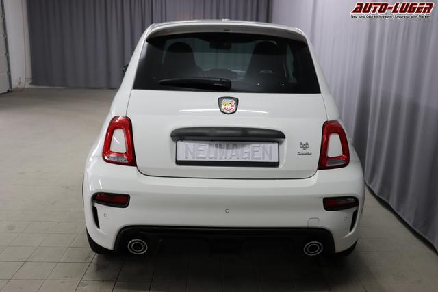 595 & 695 MY23 595 1.4 T-Jet 121 kW (165 PS) MT 268 - Gara Weiß 557 - Integral-Sportsitze Leder Schwarz "3L3 Komfort-Paket: Bi-Xenon Scheinwerfer, Beats® Audio Soundsystem 3L4 Tech-Paket 5CA Gara Weiß 9SV, Gutschrift Mopar BMC Sportluftfilter und Tankdeckel aus Aluminium A67 Linea Turismo"